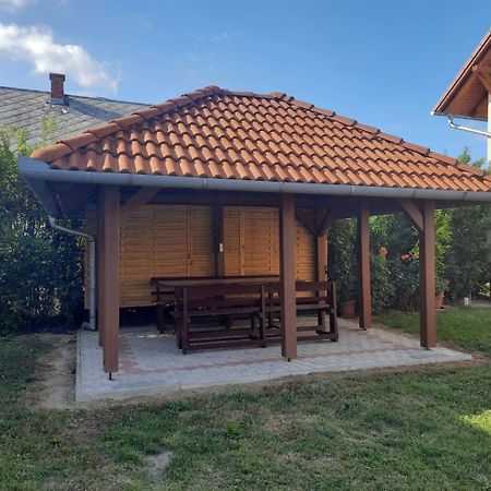 Nóra Apartman Balatonlelle Exterior foto